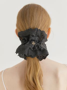 halden Lace Frill Logo Pendant Scrunchie_Black