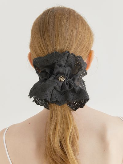 halden Lace Frill Logo Pendant Scrunchie_Black