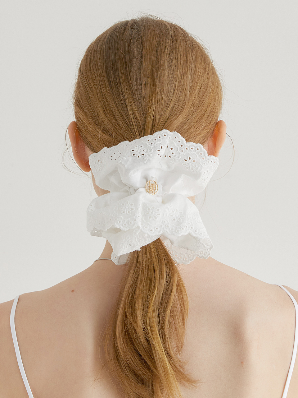 halden Lace Frill Logo Pendant Scrunchie_White
