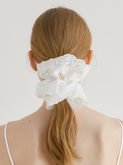 halden Lace Frill Logo Pendant Scrunchie_White
