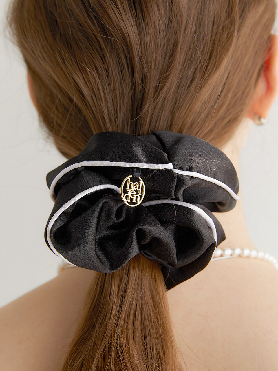 halden Line Satin Logo Pendant Scrunchie_Black