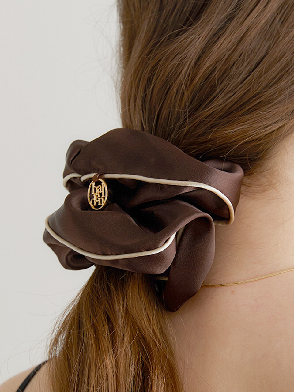halden Line Satin Logo Pendant Scrunchie_Brown