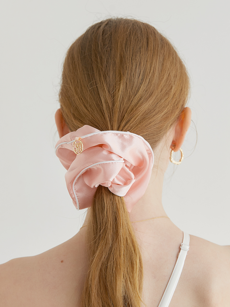 halden Line Satin Logo Pendant Scrunchie_Pink