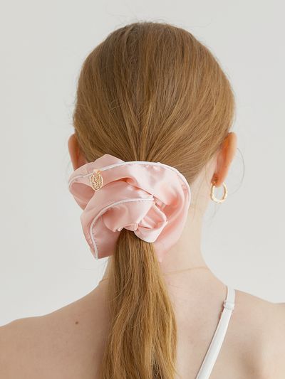halden Line Satin Logo Pendant Scrunchie_Pink