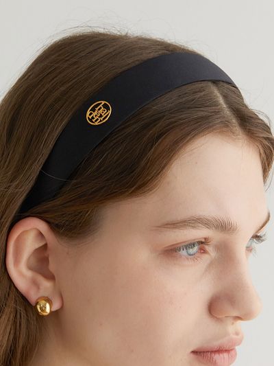 halden Thin Satin Logo Pendant Hairband_Black