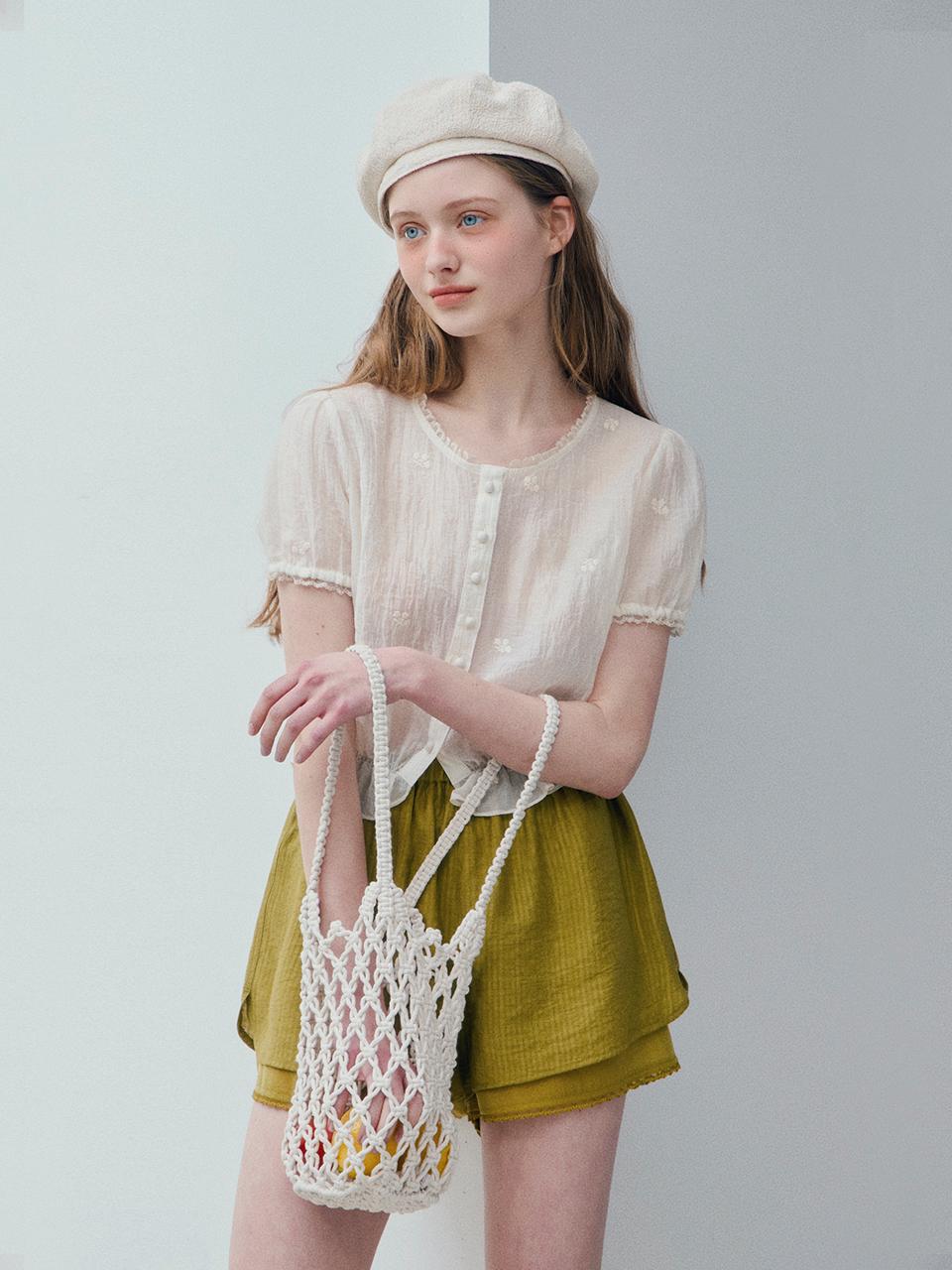HANE Frill Collar Half Daisy Blouse