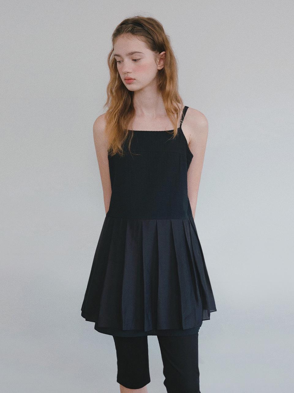 HANE Pleated Seersucker Layered Dress [Black Foam]