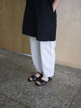 heenn Shiny Leather Crossover Sandals_Black