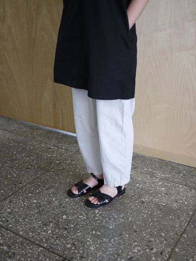 heenn Shiny Leather Crossover Sandals_Black