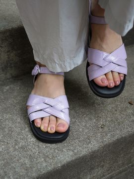 heenn Shiny Leather Crossover Sandals_Lilac