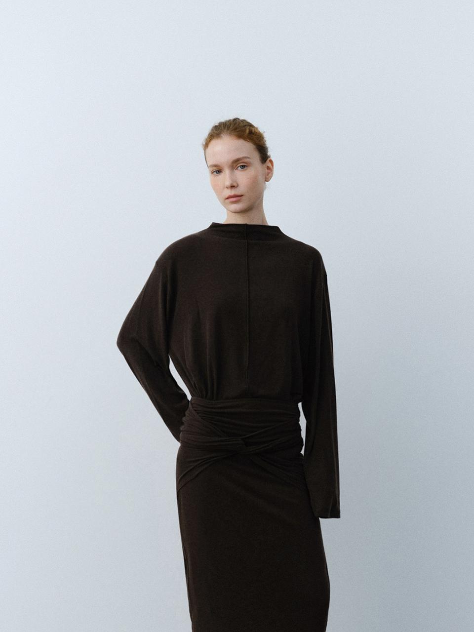 HESS Half-neck Wool Embroidered Top [Brown]