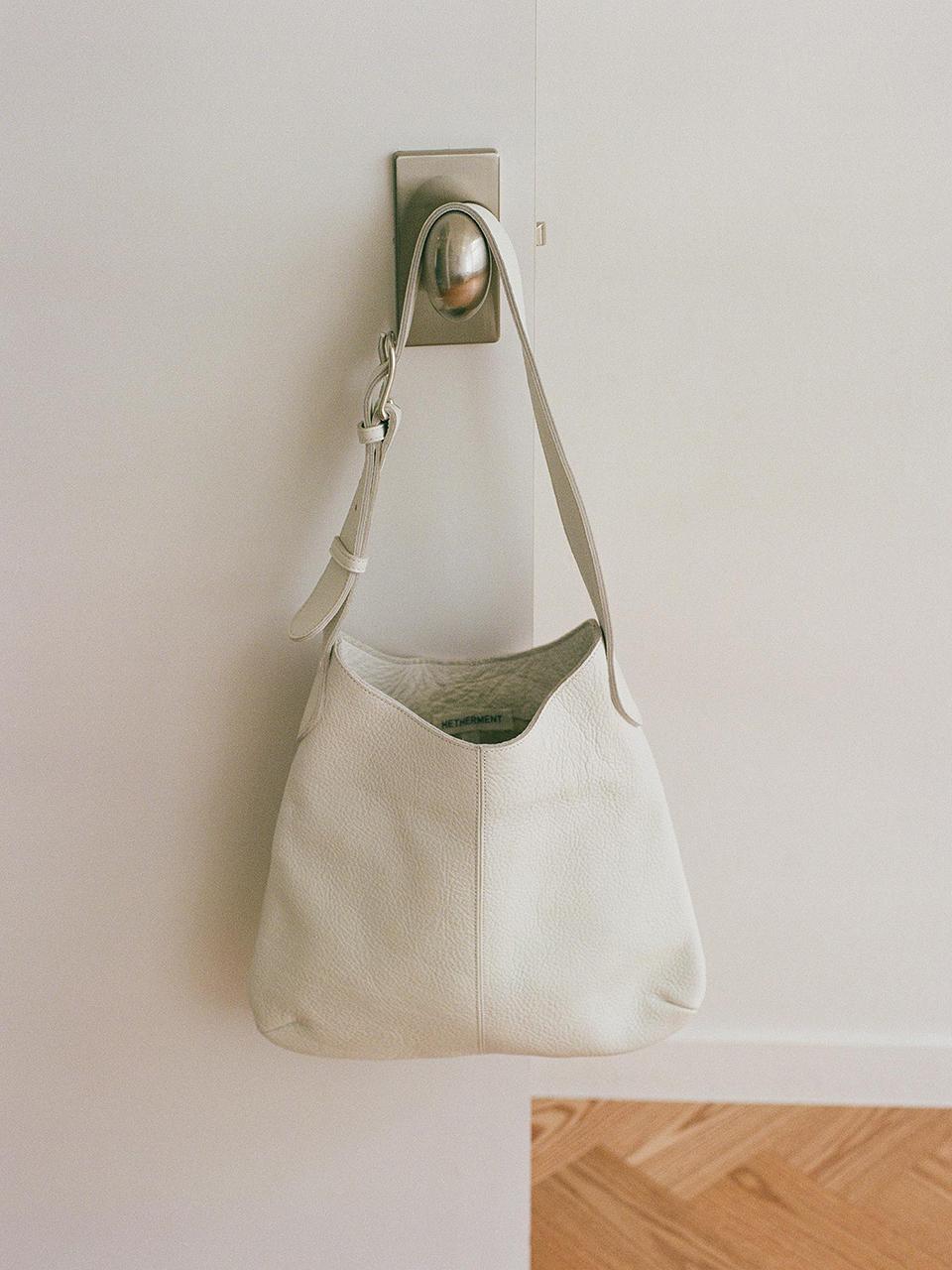 hetherment petal shoulder bag (ecru)