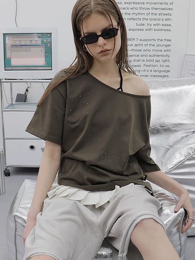 HOLY NUMBER 7 CUBIC OFF-SHOULDER SHORT-SLEEVED T-SHIRT [KHAKI]