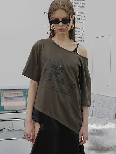 HOLY NUMBER 7 OFF-SHOULDER HOLY GIRL CLUB GRAPHICS SHORT-SLEEVED T-SHIRT [KHAKI]