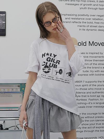 HOLY NUMBER 7 OFF-SHOULDER HOLY GIRL CLUB GRAPHICS SHORT-SLEEVED T-SHIRT [WHITE]
