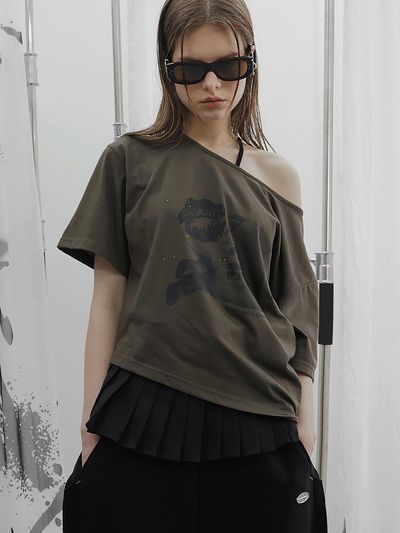 HOLY NUMBER 7 OFF-SHOULDER PUNK GRAPHICS SHORT-SLEEVED T-SHIRT [KHAKI]