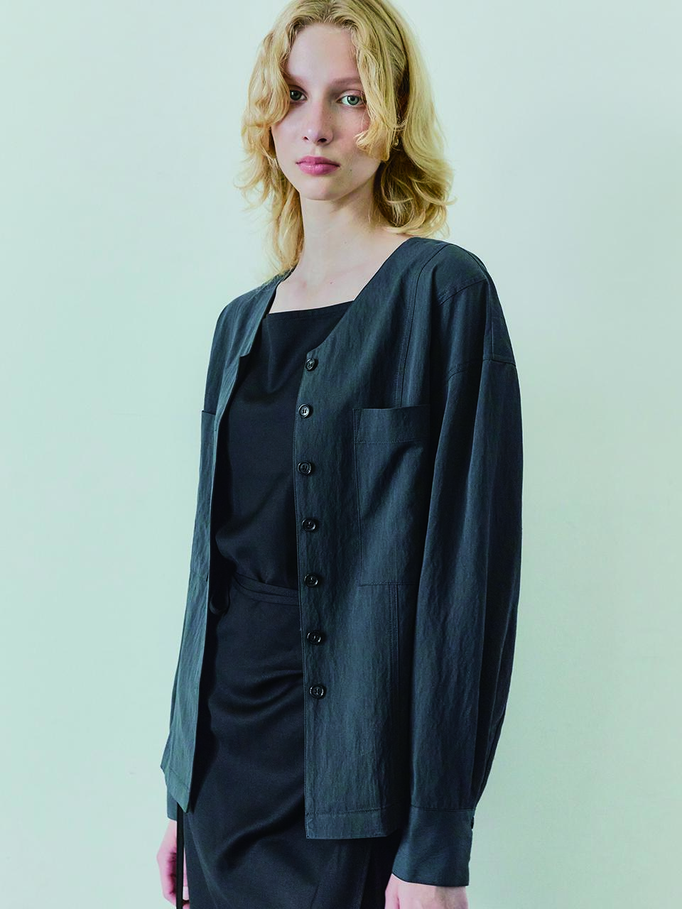 Ihr CUTTING LINE V - NECK SHIRTS / CHARCOAL