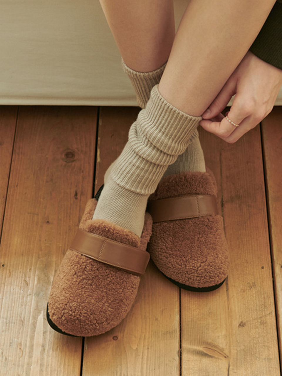 IN THE STAR Row Velcro Fur Clog