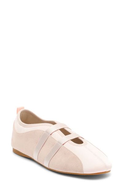 INTENTIONALLY BLANK INTENTIONALLY BLANK Sporty Sneaker