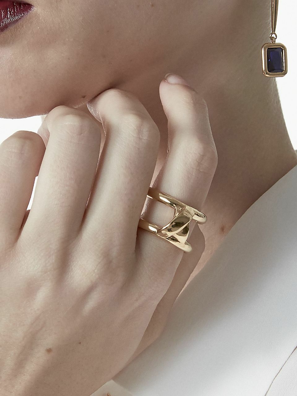 Invisible collage Plane Between Ring - Gold