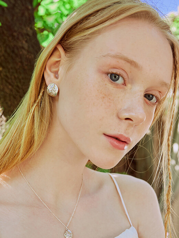 Iris Petite Foret Leaves Curved Earrings_White Gold