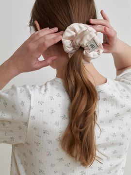 IULAI Silky Pleated Elastic Scrunchie [Cream beige]