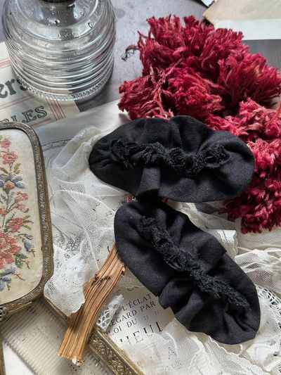 JAMMER Black frilled hairpin