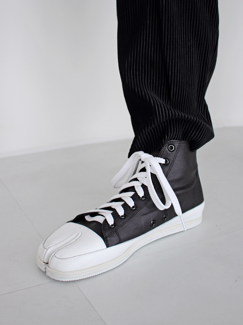 JAM’T Unisex Tabi High Top Sneakers_Black