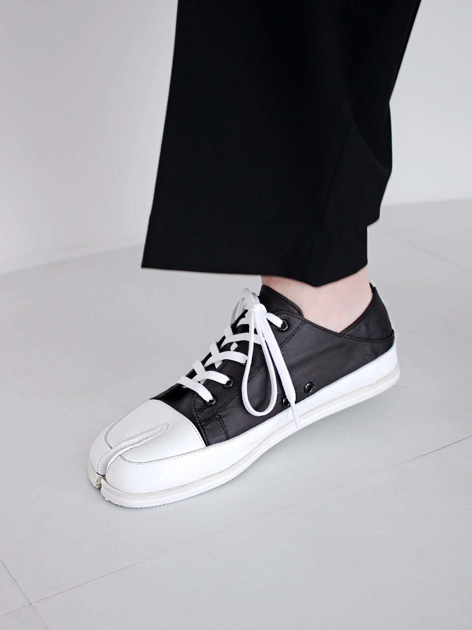 JAM’T Unisex Tabi Low Top Sneakers_Black