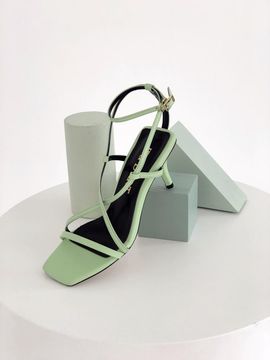 jeu d`art Strappy Chicago Middle Heel Sandal