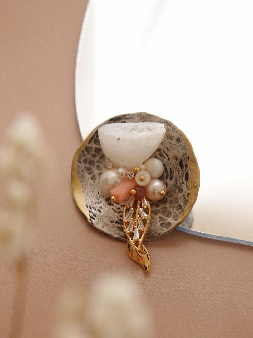 J.Lauren White Quartz Crystal Round Brooch Bb0422