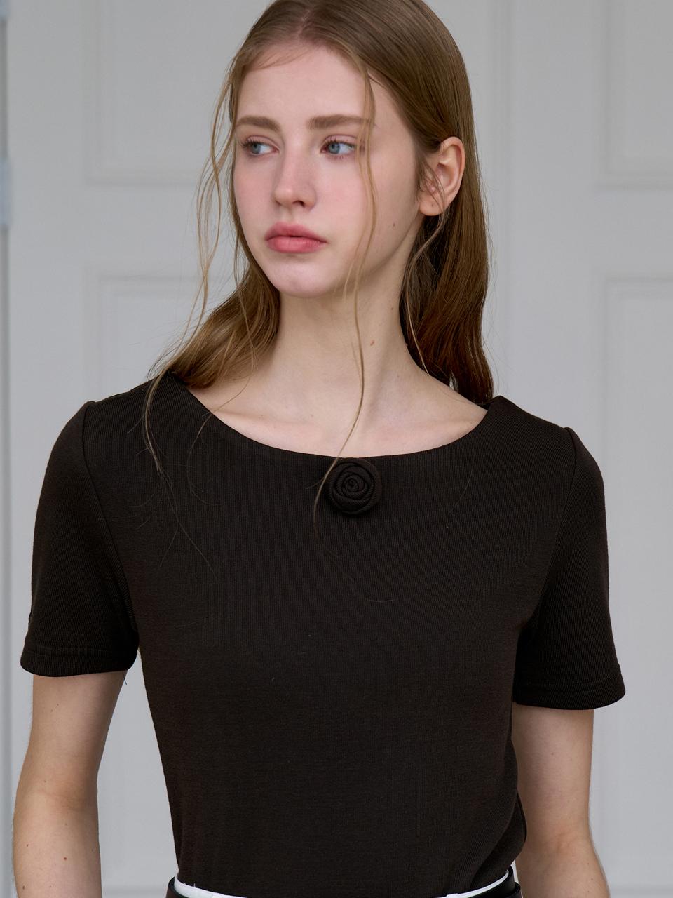 JOORTI Rose Corsage Slim T-shirt Khaki Brown J1452