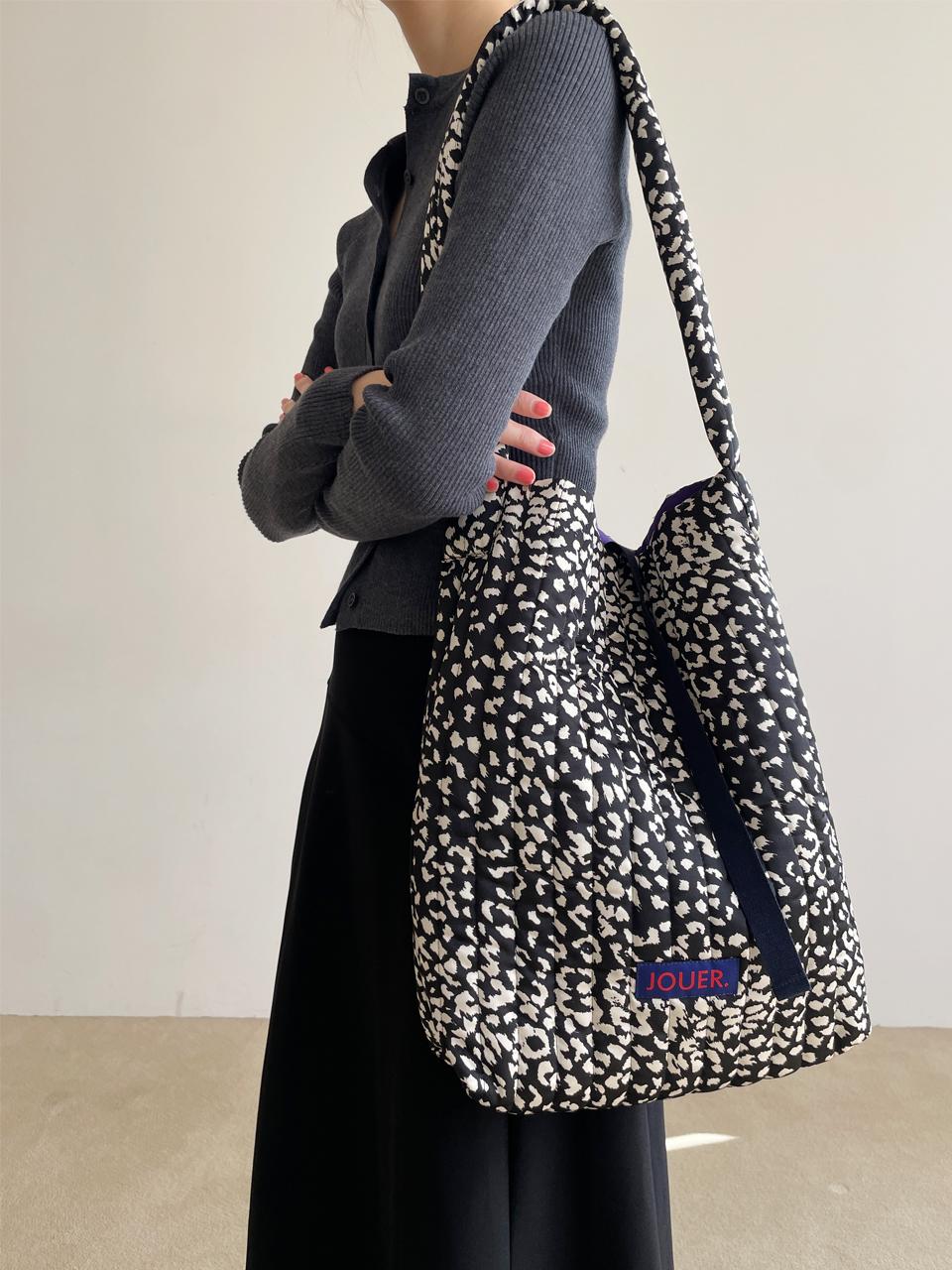 JOUER Silky padding shoulder bag. black