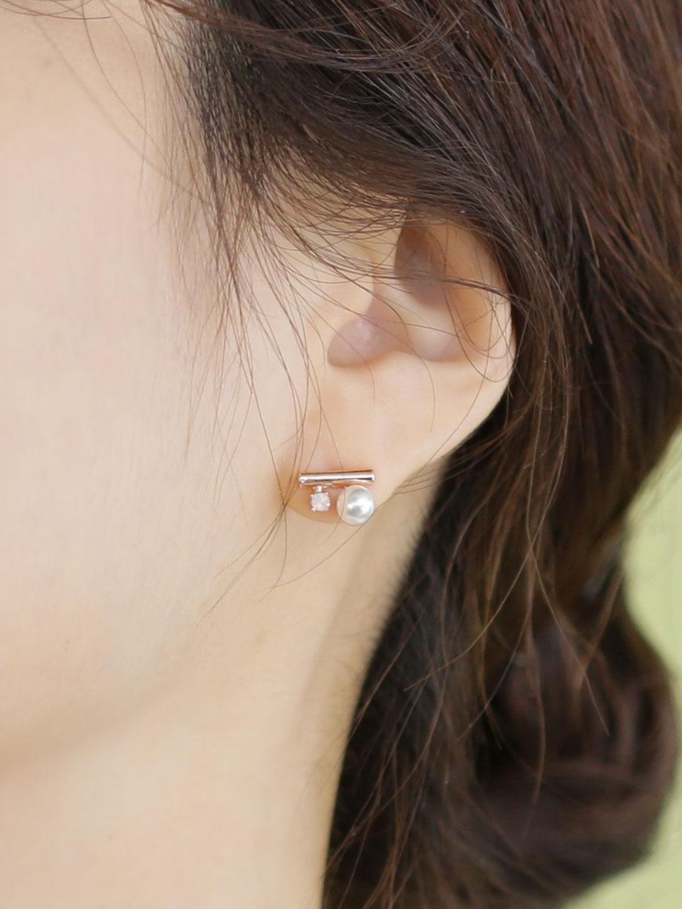 JUDY AND PAUL Amare pastel color point pearl bar earrings