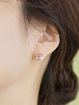 JUDY AND PAUL Amare pastel color point pearl bar earrings