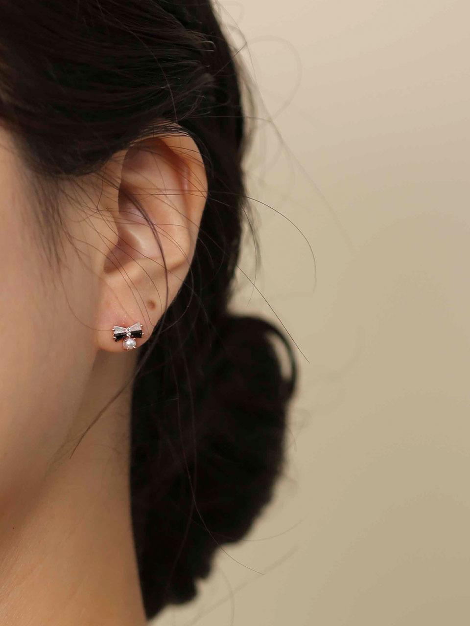 JUDY AND PAUL Diana Black And White Crystal Pearl Ribbon Earring