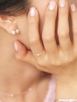 JUDY AND PAUL Diana Twisted Daily Pearl Ring