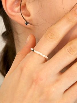 JUDY AND PAUL Hare Freshwater Pearl Point Ring