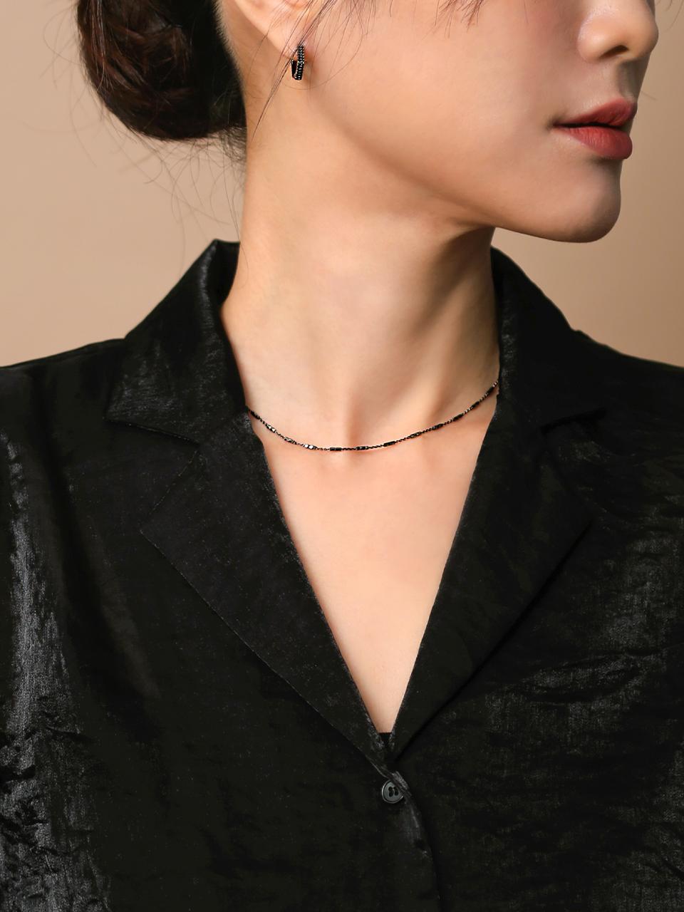 JUDY AND PAUL Lua Square Bar Point Black Chain Necklace