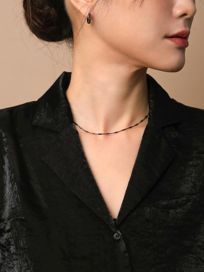 JUDY AND PAUL Lua Square Bar Point Black Chain Necklace