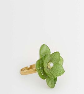 Kaiia Kaiia exclusive 3D flower faux-pearl detail ring in green-Yellow