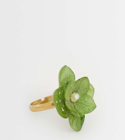 Kaiia Kaiia exclusive 3D flower faux-pearl detail ring in green-Yellow