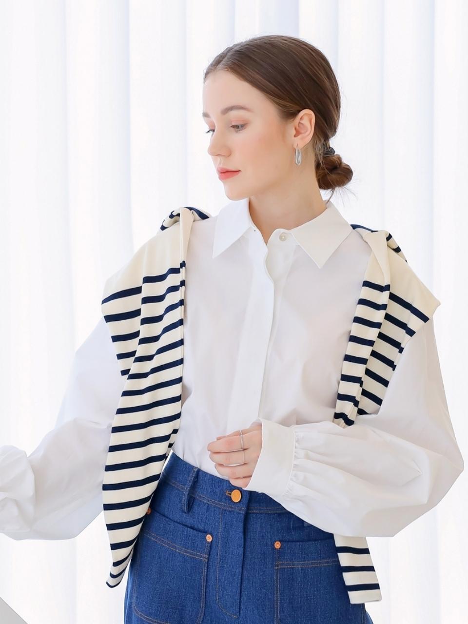 KELLY DONAHUE a voluminous cropped shirt