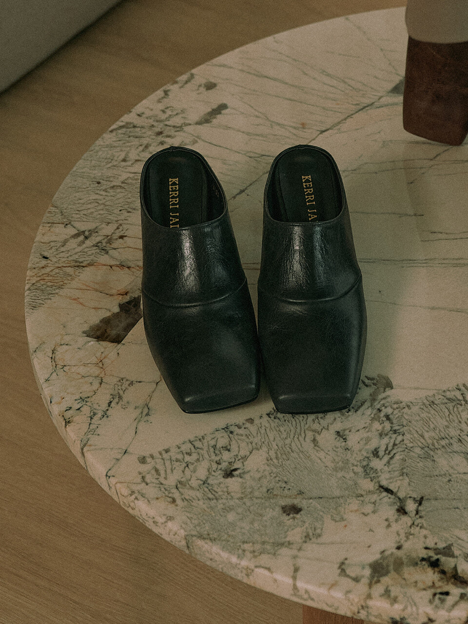KERRIJADE Tapering Backless Loafers _ Black