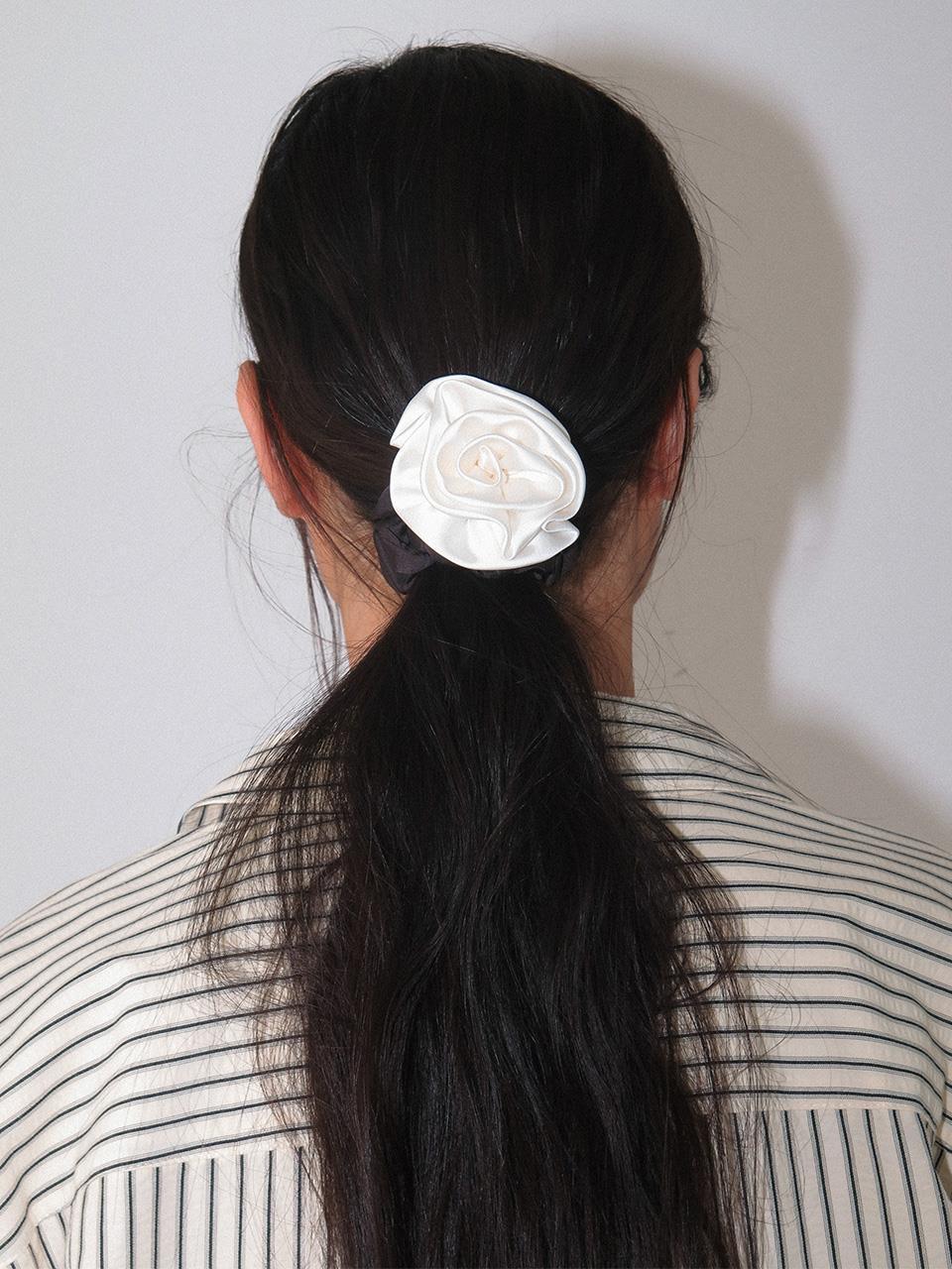 Kijun Satin Flower Contrast Scrunchie [Beige Black]
