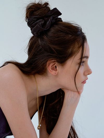 KINDABABY Pearl satin black scrunch