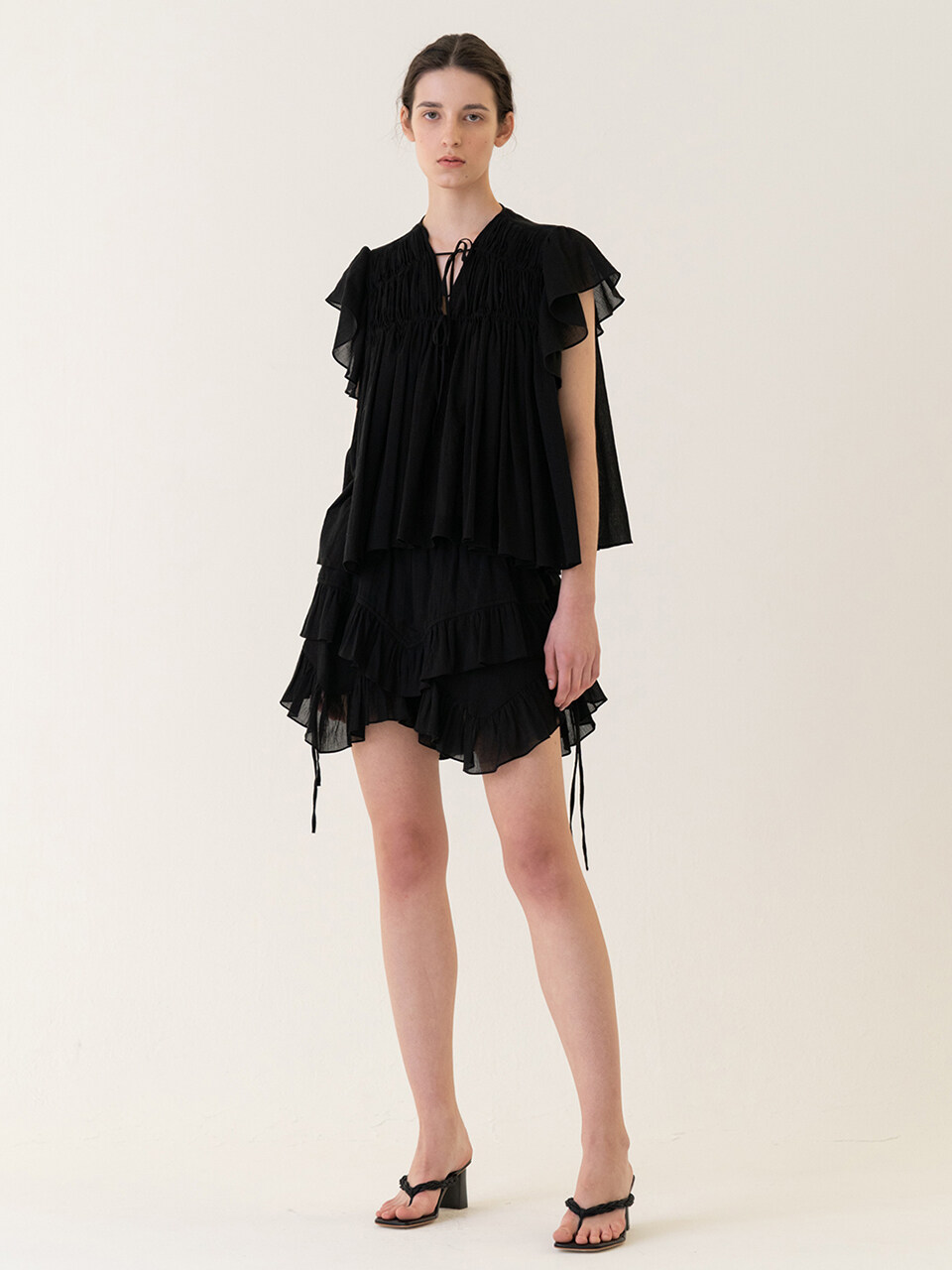 KINDERSALMON Ruffle Trimming Short Pants (Black)
