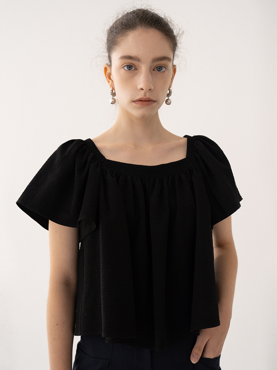 KINDERSALMON Wavy Smocked Blouse Black