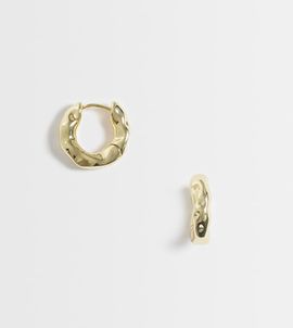 Kingsley Ryan Kingsley Ryan 18.5mm molten chunky hoop earrings in 14kt gold-plated brass