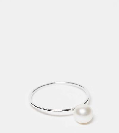 Kingsley Ryan Kingsley Ryan pearl ring in silver